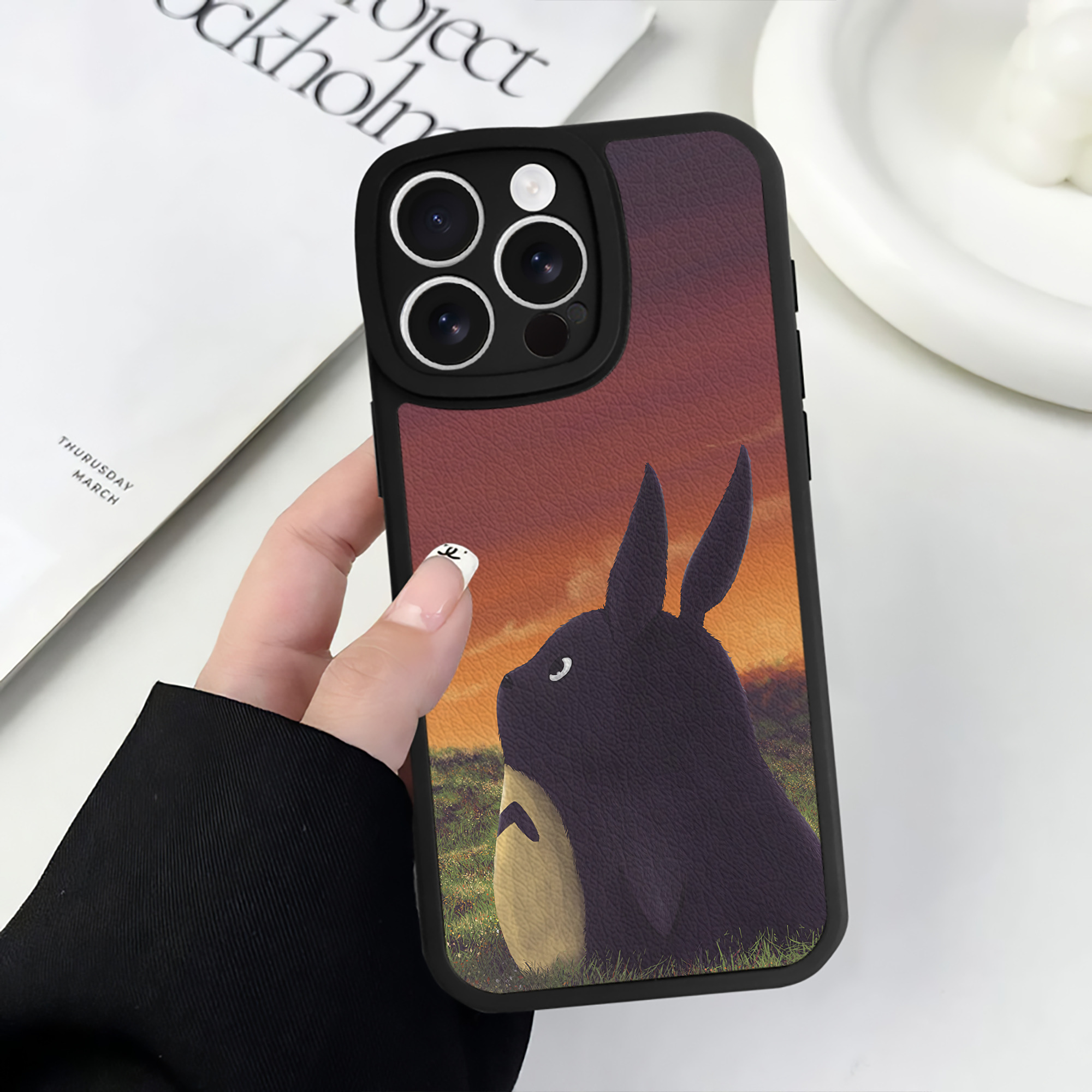 （画像用） となりのトトロ 草壁メイ 草壁サツキ My Neighbor Totoro Satsuki Kusakabe Mei Kusakabe 【iPhone 16シリーズ対応】シリコンスマホケース（レザー調） 材質：シリコン